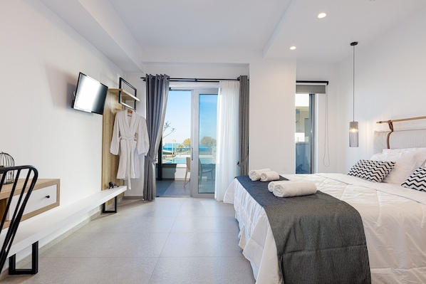 Suite, Accessible, Sea View | Ylelliset vuodevaatteet, pillowtop-patjalliset sängyt