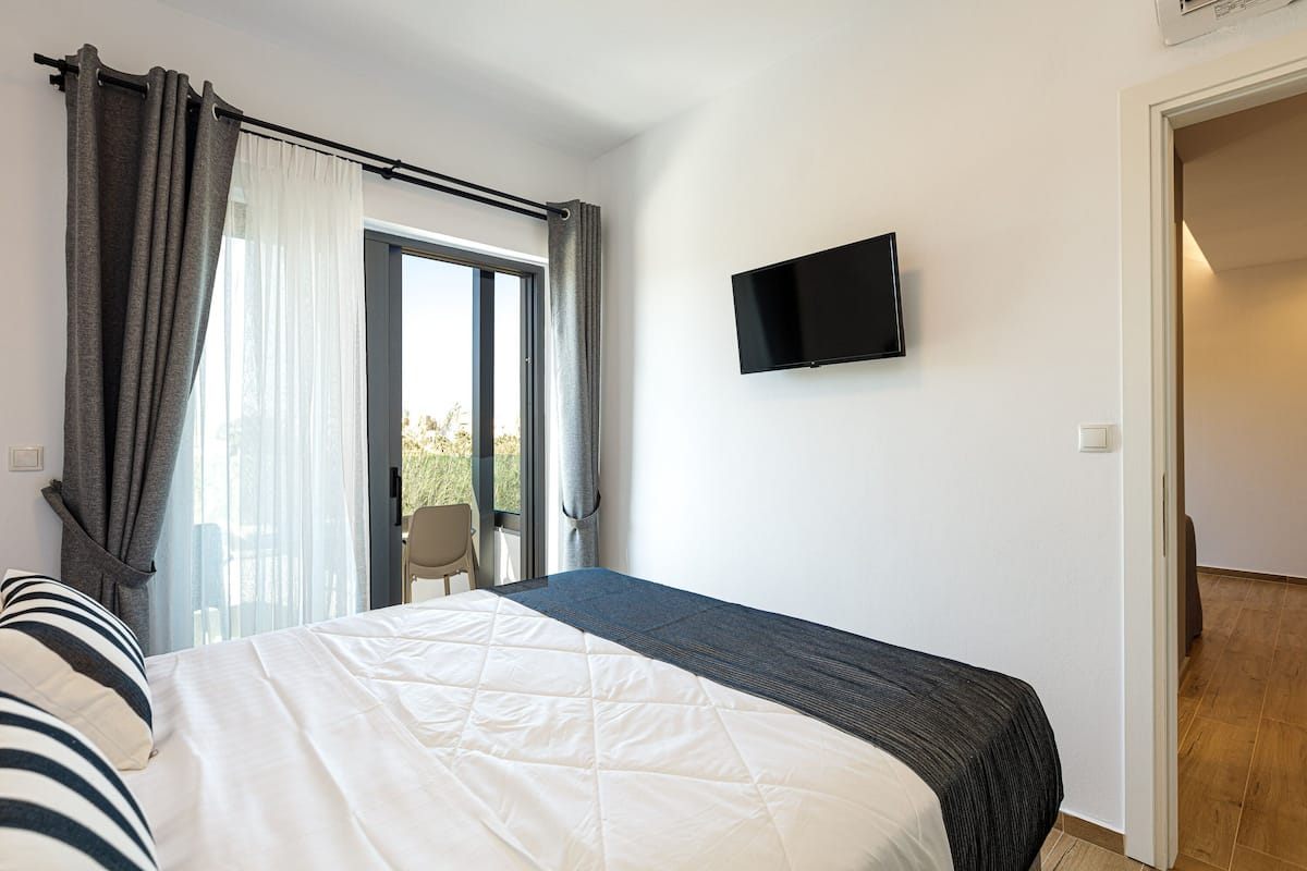 Suite, 1 slaapkamer, gedeeltelijk uitzicht op zee | 1 slaapkamer, luxe beddengoed, pillowtop-bedden, individueel gedecoreerd