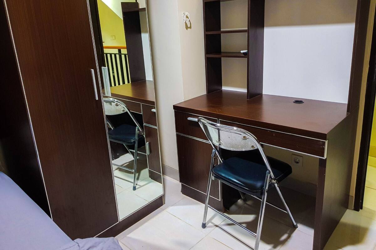 Desk, free WiFi