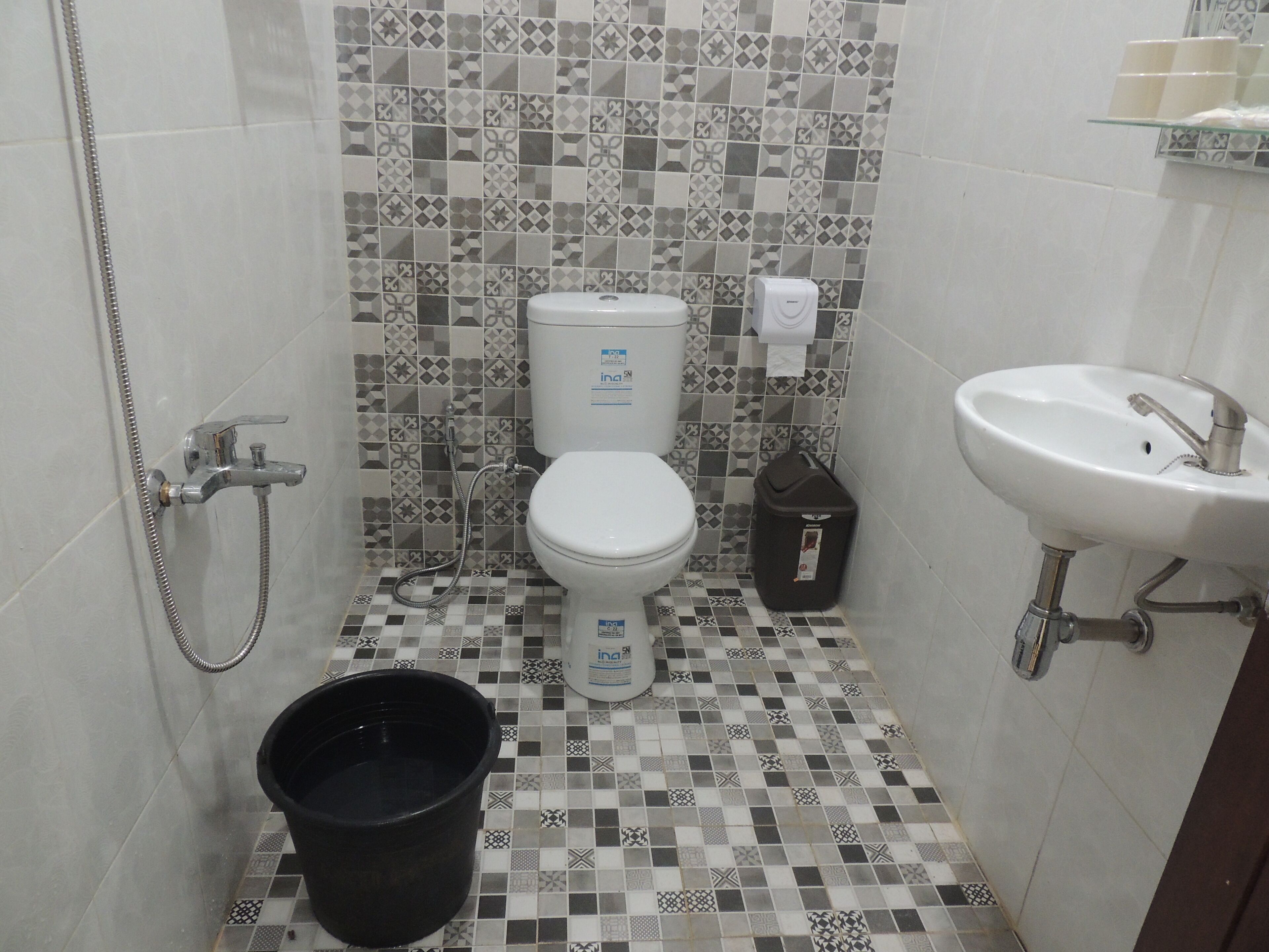 Un baño con inodoro, lavamanos y ducha.