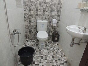 Superior Twin Room with AC | Bathroom | Shower, free toiletries, bidet, towels - Srikayah by Ndalem Beong (Borobudur)