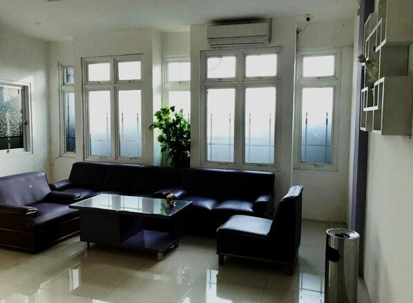 Coin salon dans le hall