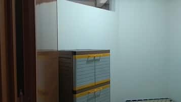 Standard Single AC Room, Shared Bathroom | Meja kerja, Wi-Fi gratis, dan seprai linen