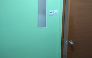 Habitación individual estándar, baño compartido | Escritorio, wifi gratis y ropa de cama 