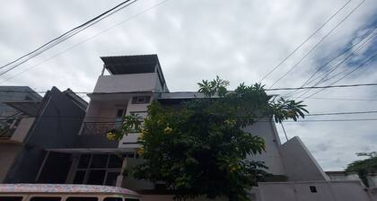 Eiffel Residence Cideng - Female Only