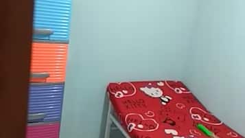 Standaard eenpersoonskamer, gedeelde badkamer | Een bureau, gratis wifi, beddengoed