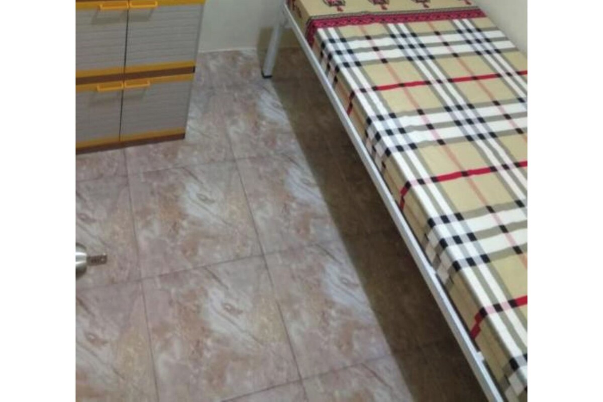Ein Schlafzimmer mit einem Bett, einem Kleiderschrank und einer Wand mit einem 'SweetLove'-Wandbild.