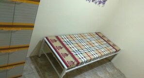 Standard Single AC Room, Shared Bathroom | Meja kerja, setrika/meja setrika, Wi-Fi gratis, dan seprai linen