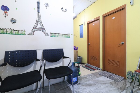 Lobby sitting area - Eiffel Residence Batu Tulis 35A1 - Female Only (Jakarta)