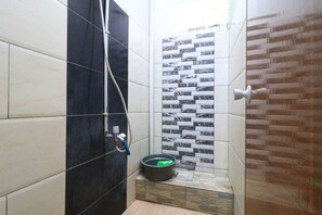 Quarto solteiro, banheiro compartilhado | Banheiro | Banheira, produtos de toalete grátis, secador de cabelo, bidê