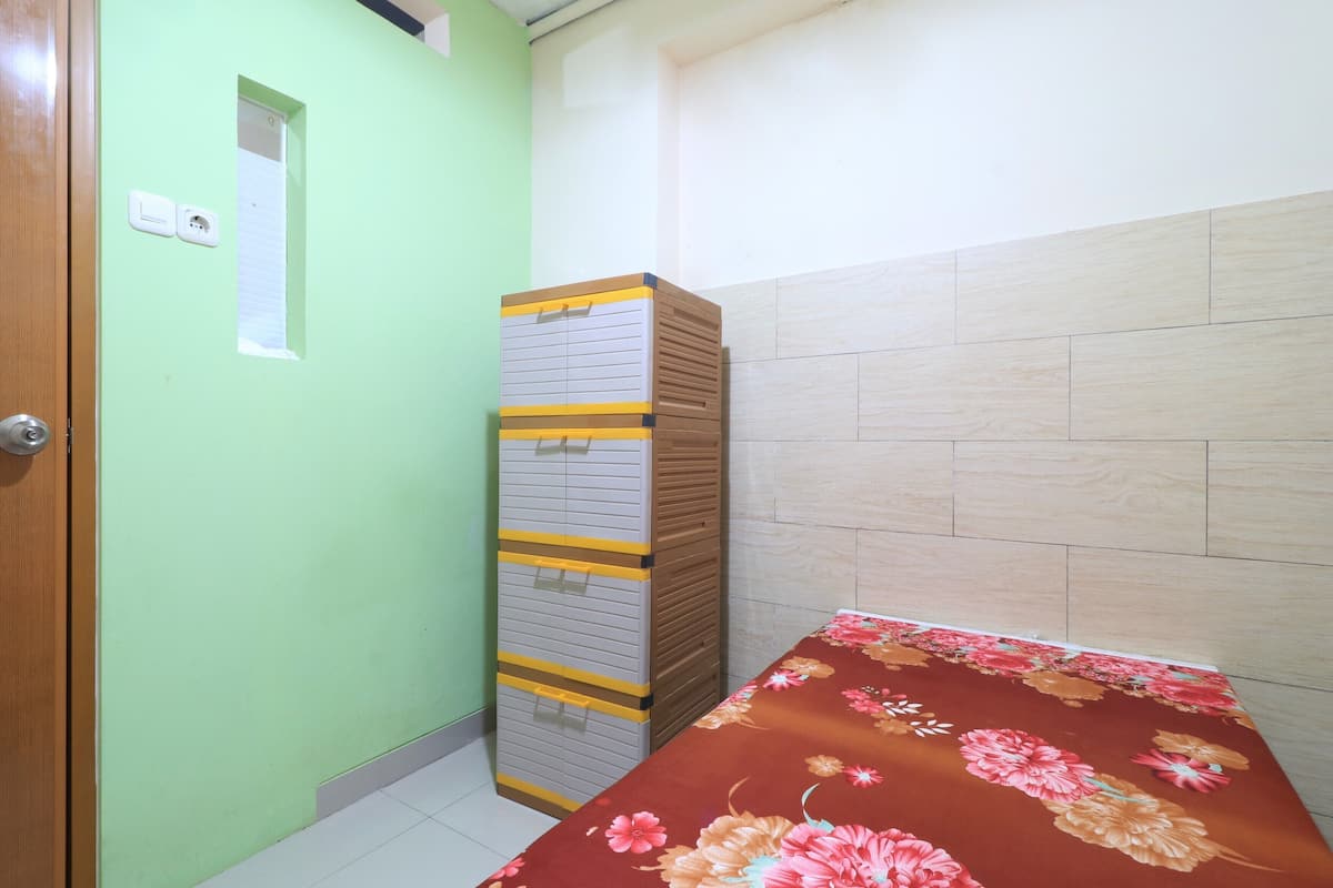 Single AC Room, Shared Bathroom | Desk, iron/ironing board, free WiFi, bed sheets