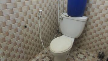 Habitación familiar | Baño | Ducha, bidé y toallas