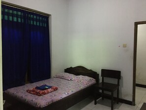 Habitación estándar | Escritorio y ropa de cama