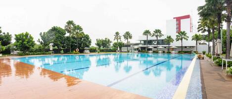 Una piscina al aire libre