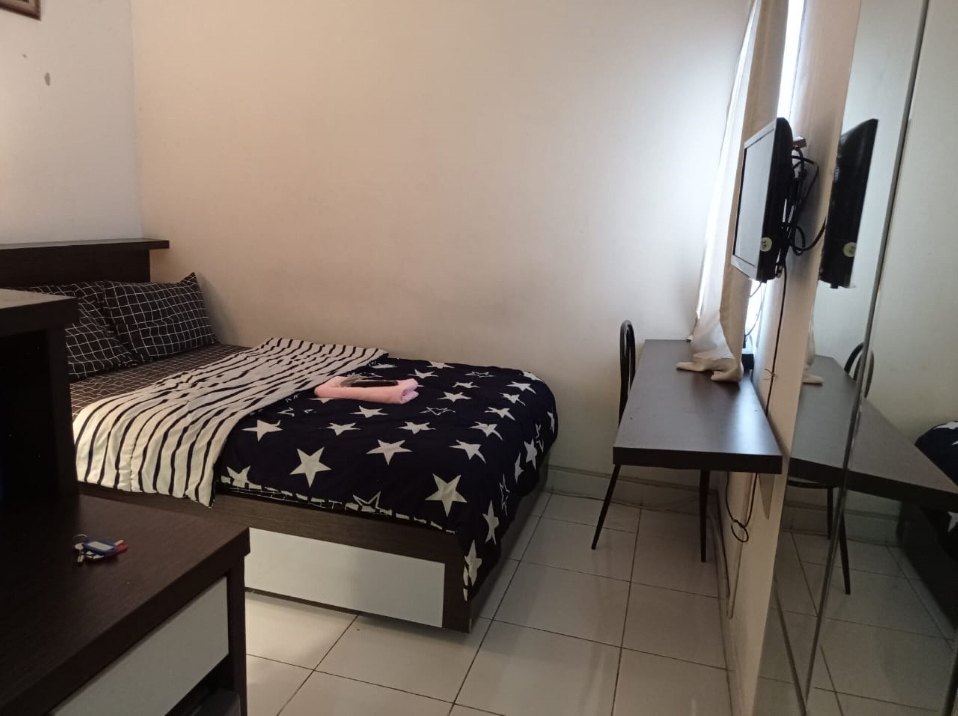 Une chambre à coucher avec un lit, un bureau et une chaise.