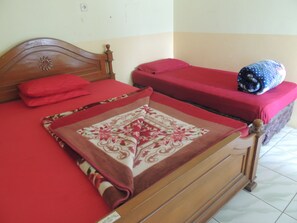 Superior Triple Room | Free WiFi - Puspa Indah Syariah 3 (Dieng Kulon)