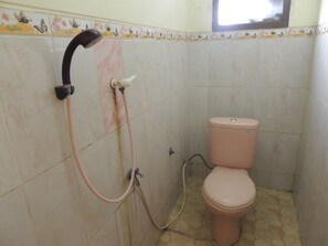 Chambre triple supérieure | Salle de bain | Douche, serviettes fournies