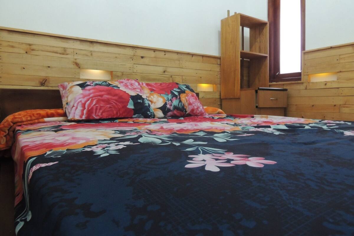 WiFi (free), bed sheets