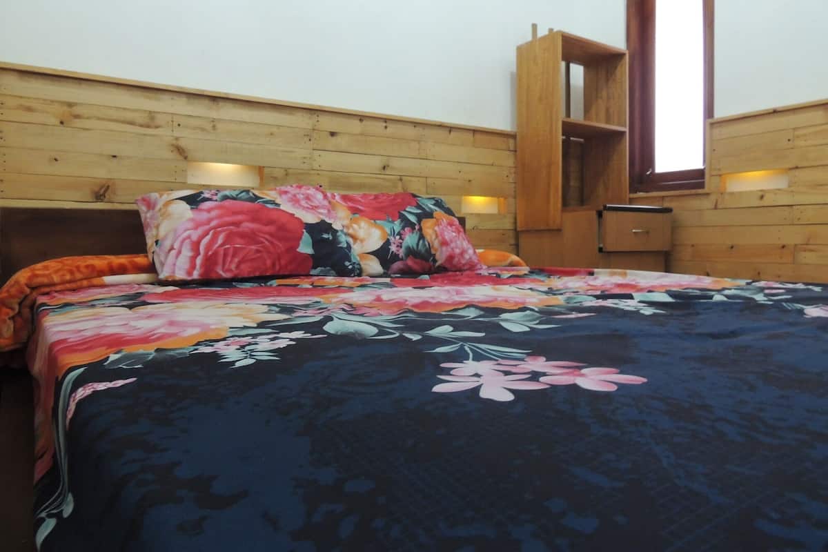 WiFi (free), bed sheets