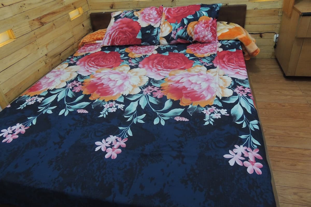 WiFi (free), bed sheets