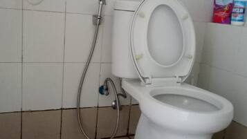 Studio | Kamar mandi | Shower dan handuk