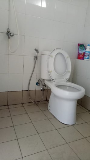 Studio | Badkamer | Een douche, handdoeken