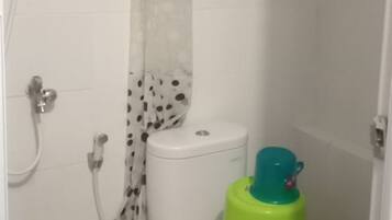 Studio | Kamar mandi | Shower dan handuk