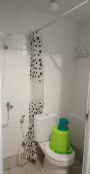 Studio | Badkamer | Een douche, handdoeken