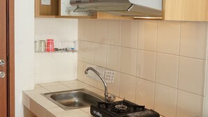 Studio | Bathroom | Shower, towels - Premi Inn Margonda Residence (Depok)