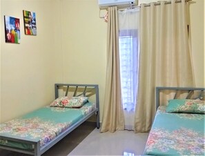 Standard Twin Room | Desk, free WiFi