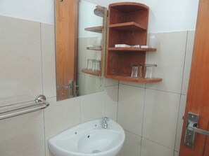 Een douche, gratis toiletartikelen, handdoeken
