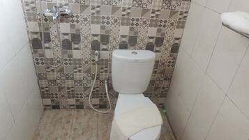 Shower, free toiletries, towels