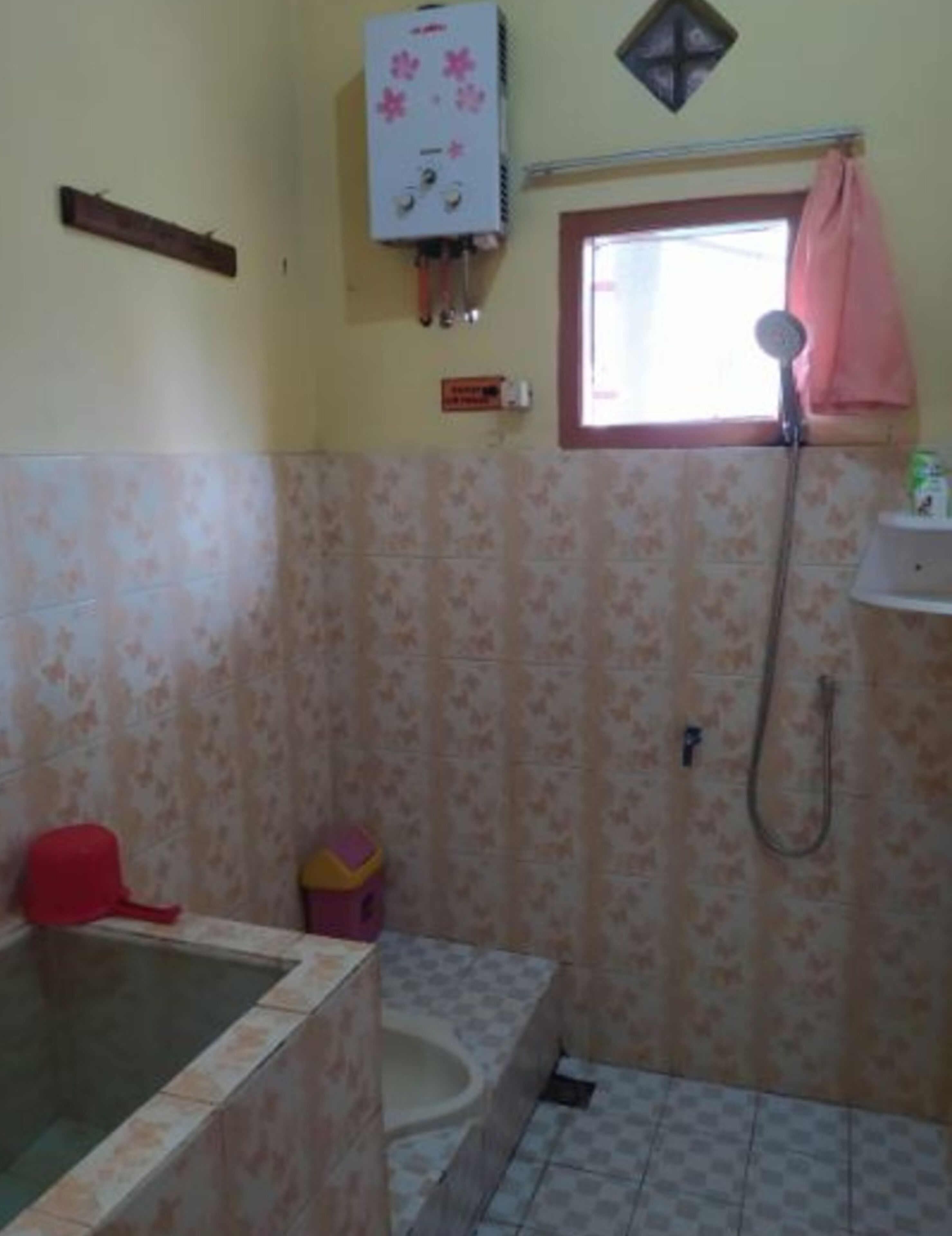 A bathroom with a shower, toilet, and bathtub.