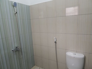 Bathroom - Penginapan Wardi Syariah Borobudur by Ndalem Beong (Borobudur)