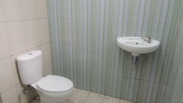 Standard Room | Bathroom | Shower, towels