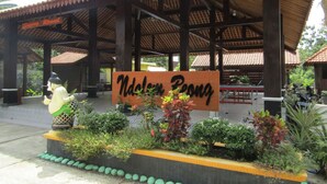 A covered pavilion with a sign reading "Nandor Pong." - Penginapan Wardi Syariah Borobudur by Ndalem Beong (Borobudur)
