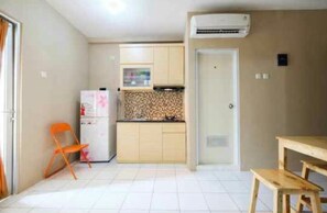 Apartment, 2 Bedrooms | Living room | 21-inch TV with cable channels