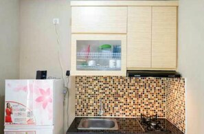 Apartment, 2 Bedrooms | Private kitchenette | Fridge, microwave, electric kettle