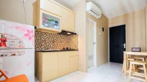 Apartment, 2 Bedrooms | Private kitchen | Fridge, microwave, electric kettle - Premi Inn River Side (Jakarta)