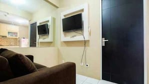Apartment, 2 Bedrooms | Living room | 21-inch TV with cable channels - Premi Inn River Side (Jakarta)