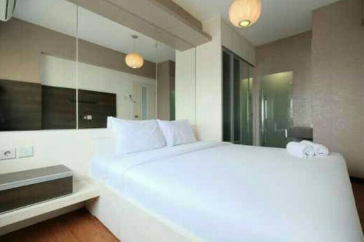 Brankas, meja kerja, setrika/meja setrika, dan Wi-Fi gratis