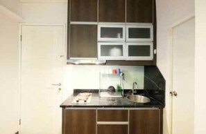 Studio | Private kitchenette | Fridge, electric kettle - Premi Inn Mutiara Bekasi (Bekasi)