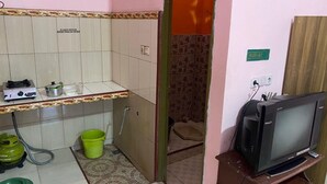 Standard Double Room | WiFi (free) - Suci Guest House 1 (Makassar)