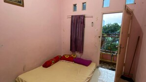 Standard Double Room | WiFi (free) - Suci Guest House 1 (Makassar)