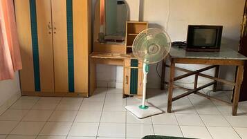 Standard Room | Meja, Wi-fi percuma