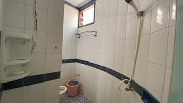 Shower, perlengkapan mandi gratis, kloset, dan handuk