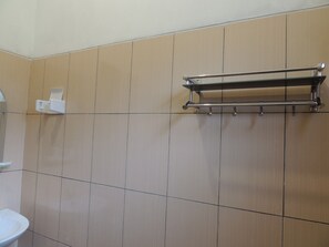 Standard Double AC | Bathroom shower - Omah Mardi Syariah by Ndalem Beong (Borobudur)
