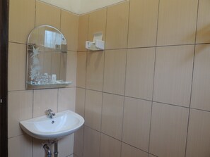 Habitación estándar doble (AC) | Lavabo del cuarto de baño