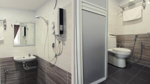 Shower, bidet, towels - Room V Jalan Megat by Secom (Batu Pahat)