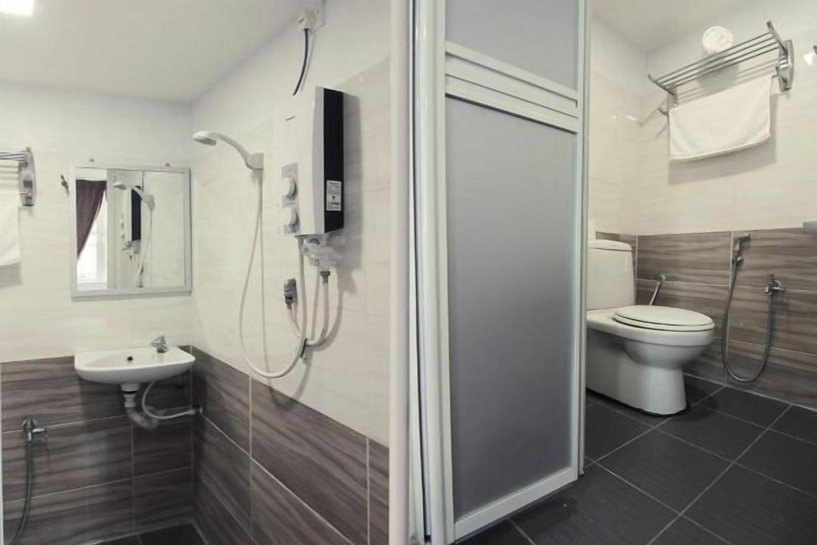 Shower, bidet, towels